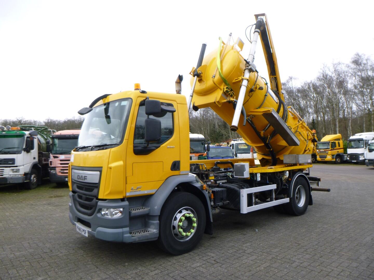 D.A.F. LF 220 4x2 RHD Whale vacuum tank | Vrachtwagen | Tankoplegger Vacuum